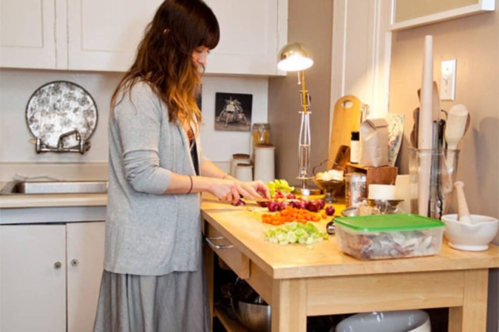 Tiny Kitchen Living's Method for No-Counter Cooking