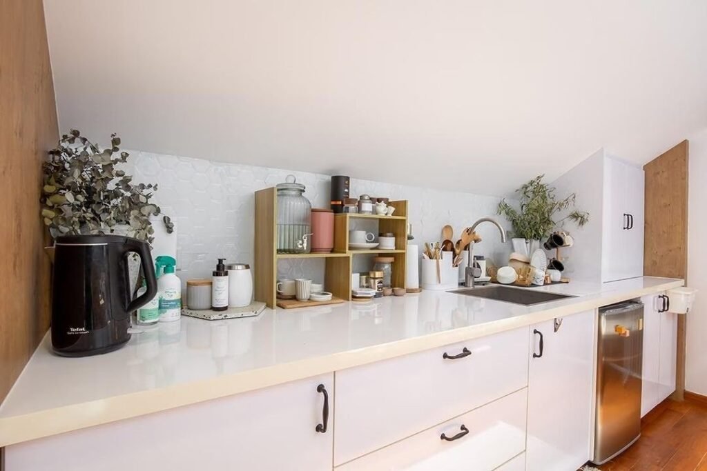 Does Labeling Everything Actually Keep Small Kitchens Tidy?